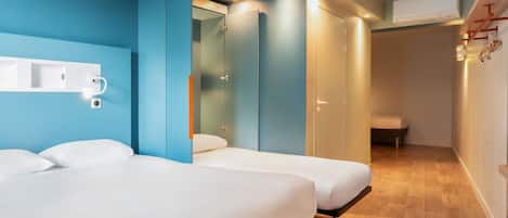Un dormitorio con cama, armario y baño con ducha.