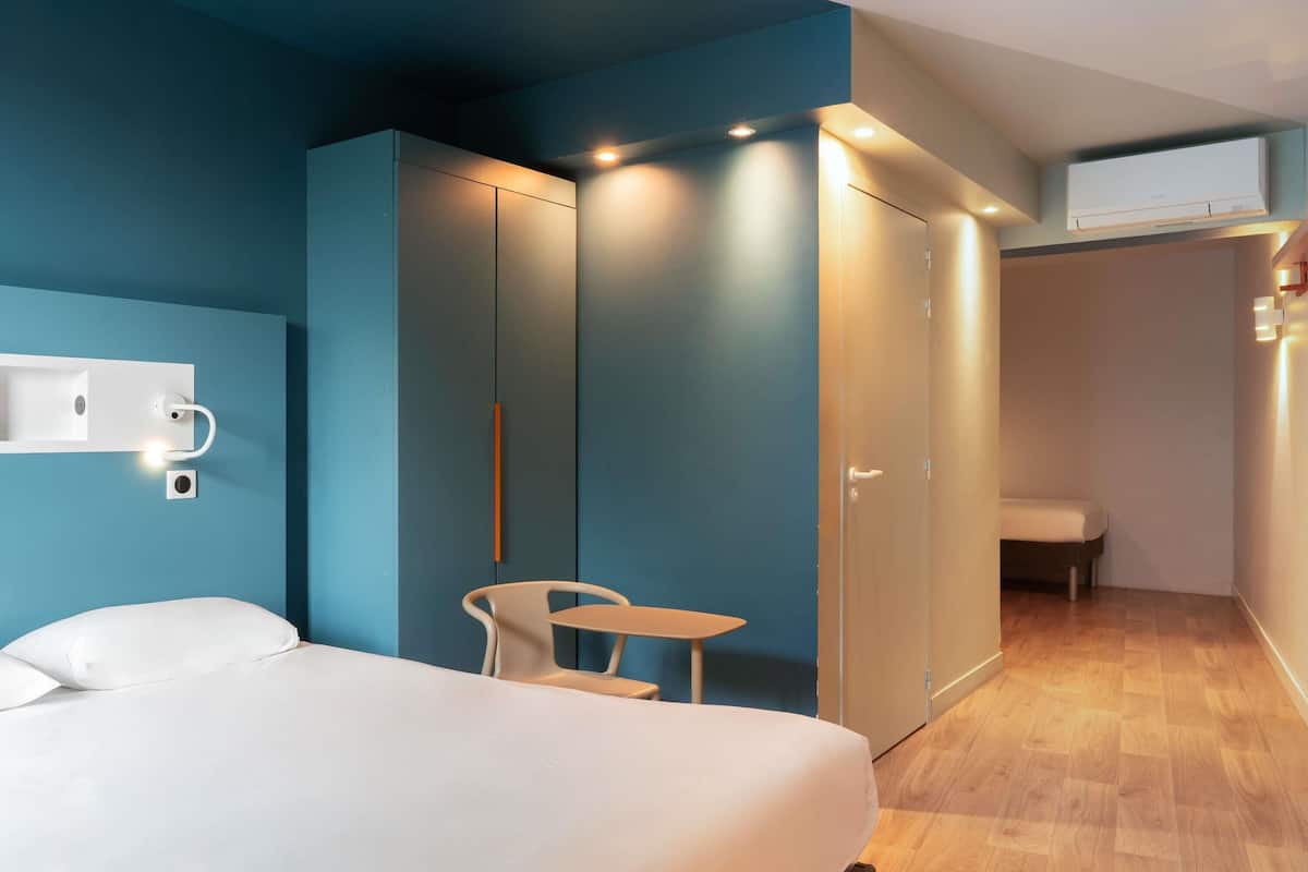 Chambre Famille, 1 lit double et 2 lits simples | Blackout drapes, soundproofing, iron/ironing board (on request)