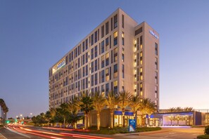 3 bars i un bar al costat de la piscina 