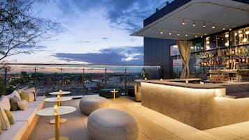 2 restaurantes, se sirven desayunos, comidas, cenas y cocina española