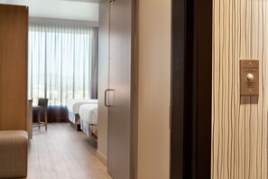 Premium bedding, down comforters, in-room safe, desk - The Viv Hotel, Anaheim, a Tribute Portfolio Hotel (Anaheim)