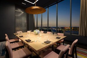 2 restaurants; breakfast, lunch and dinner served  - The Viv Hotel, Anaheim, a Tribute Portfolio Hotel (Anaheim)