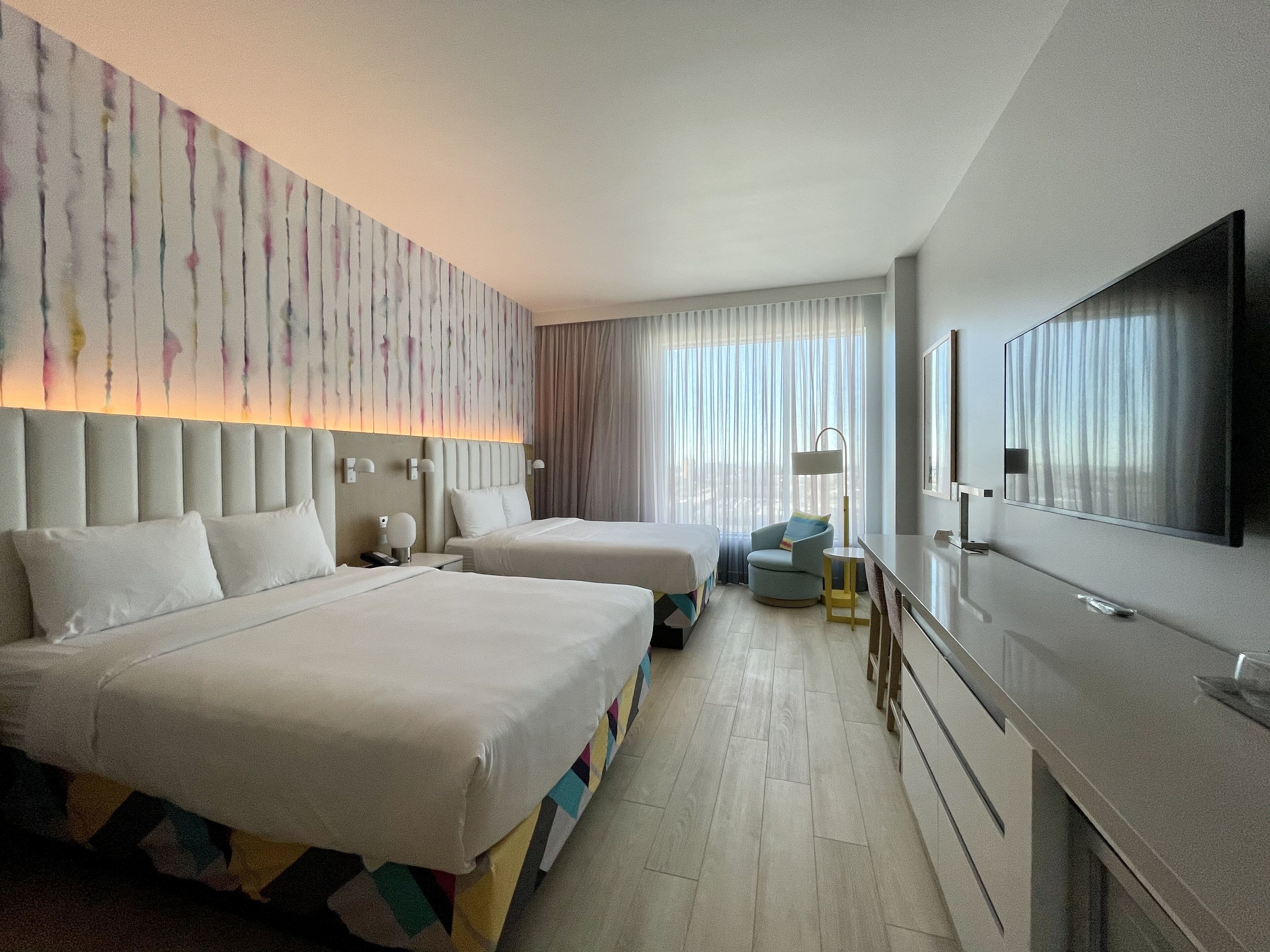 Hochwertige Bettwaren, Daunenbettdecken, Zimmersafe, Schreibtisch