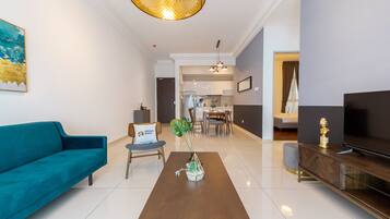 Apartamento conforto, 2 quartos | Área de estar | TV de tela plana