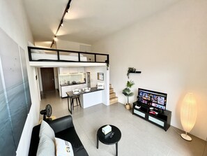 Standaard loft | Woonruimte | Een flatscreentelevisie