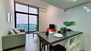 Loftsrom – city | Eget kjøkken | Kjøleskap, mikrobølgeovn, kokeplater og kjøkkenutstyr