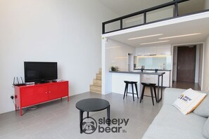 Comfort loft, 1 slaapkamer | Woonruimte | Een flatscreentelevisie