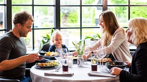 Family dining - Well Kept Chalet with Dishwasher near Park De Veluwe (Lunteren)