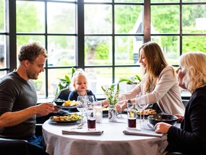 Family dining - Well Kept Chalet with Dishwasher near Park De Veluwe (Lunteren)