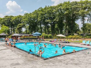 Outdoor pool - Well Kept Chalet with Dishwasher near Park De Veluwe (Lunteren)
