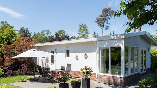 Balcony - Well Kept Chalet with Dishwasher near Park De Veluwe (Lunteren)