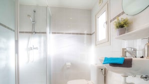 Bathroom - Well Kept Chalet with Dishwasher near Park De Veluwe (Lunteren)