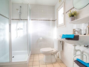 Shower - Well Kept Chalet with Dishwasher near Park De Veluwe (Lunteren)