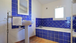 Bathroom - Tastefully Furnished Villa With Fenced Private Pool, 9 km From Vaison-la-romaine (Malaucene)