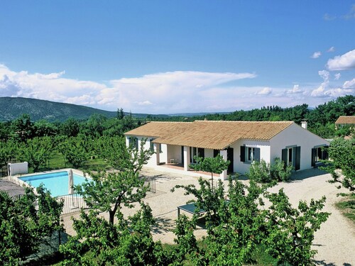Tastefully Furnished Villa With Fenced Private Pool, 9 km From Vaison-la-romaine