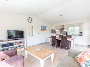 Chalet | Private kitchen - Gorgeous Chalet With Dishwasher in Noordwijk, Near the Sea (Noordwijk)