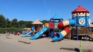 Un parque infantil con toboganes y estructuras de juego.