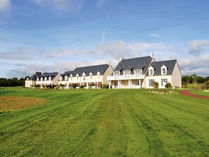 Exterior - Nice Home With Bath Tub, Located Near Historic Omaha Beach (Port-en-Bessin-Huppain)