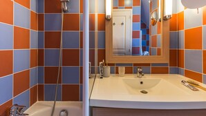 Unclassified image, 5 of 23, button - Nice Home With Bath Tub, Located Near Historic Omaha Beach (Port-en-Bessin-Huppain)