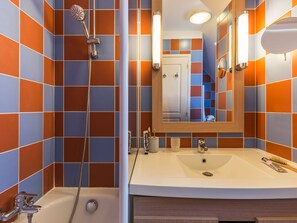 House | Bathroom | Bathtub, towels - Nice Home With Bath Tub, Located Near Historic Omaha Beach (Port-en-Bessin-Huppain)