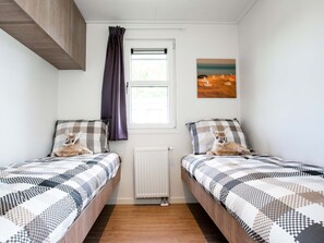Chalet | 2 bedrooms, individually furnished, bed sheets - Comfortable Chalet With Dishwasher in Noordwijk (Noordwijk)