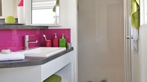 Chalet | Bathroom | Shower - Luxury Chalet With air Conditioning 900 m. From the Beach (Vendres)