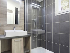 Apartment | Bathroom - Spacious Apt Near the Beach (Fréjus)