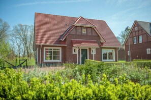 Villa | Exterior - Villa With Outdoor Space (Bad Bentheim)