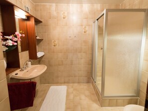 Apartment | Bathroom - First Floor Apartment With Oven, at a Nature Reserve Area (Neuschoenau)