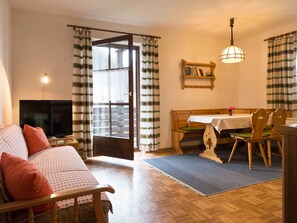 Apartment | Living room - First Floor Apartment With Oven, at a Nature Reserve Area (Neuschoenau)