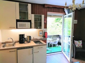 Appartement | Privékeuken | Een microgolfoven, een kinderstoel