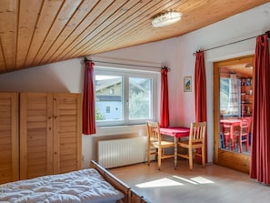 Chalet | 3 makuuhuonetta, yksilöllisesti kalustettu, vauvan matkasänky