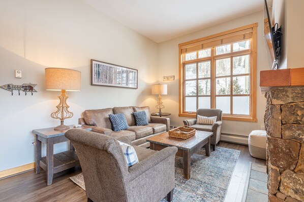 TV, fireplace, DVD player - Gorgeous vaulted ceilings, Amazing deck, Nicest in Passage Point,wifi,parking (Copper Mountain)