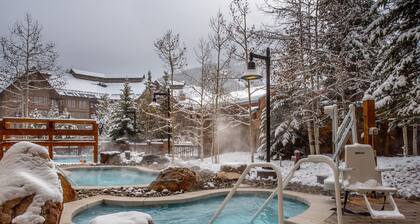 Gorgeous vaulted ceilings, Amazing deck, Nicest in Passage Point,wifi,parking