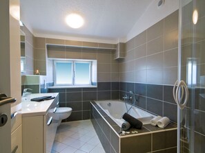 Villa | Bathroom | Bathtub - Luxurious Provencal Villa With AC, Near the Nice Vidauban (Vidauban)