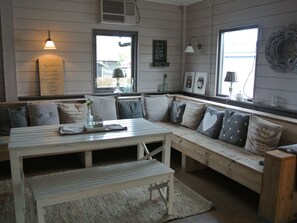 Living room - Modern Lodge With an Electric Sloop in Giethoorn (Giethoorn)