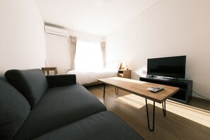 Desk, free WiFi - H2O Stay Ikebukuro (Tokyo)