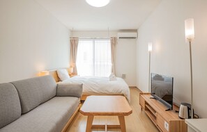 Desk, free WiFi - H2O Stay Ikebukuro (Tokyo)