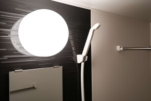 Combined shower/bathtub, hair dryer, electronic bidet, towels - H2O Stay Ikebukuro (Tokyo)
