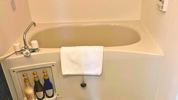 Apartamento (303) | Banheiro | Chuveiro/banheira combinados, secador de cabelo