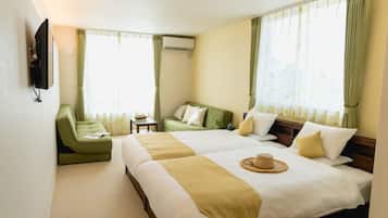 Habitación cuádruple Confort | Caja de seguridad en la habitación y escritorio
