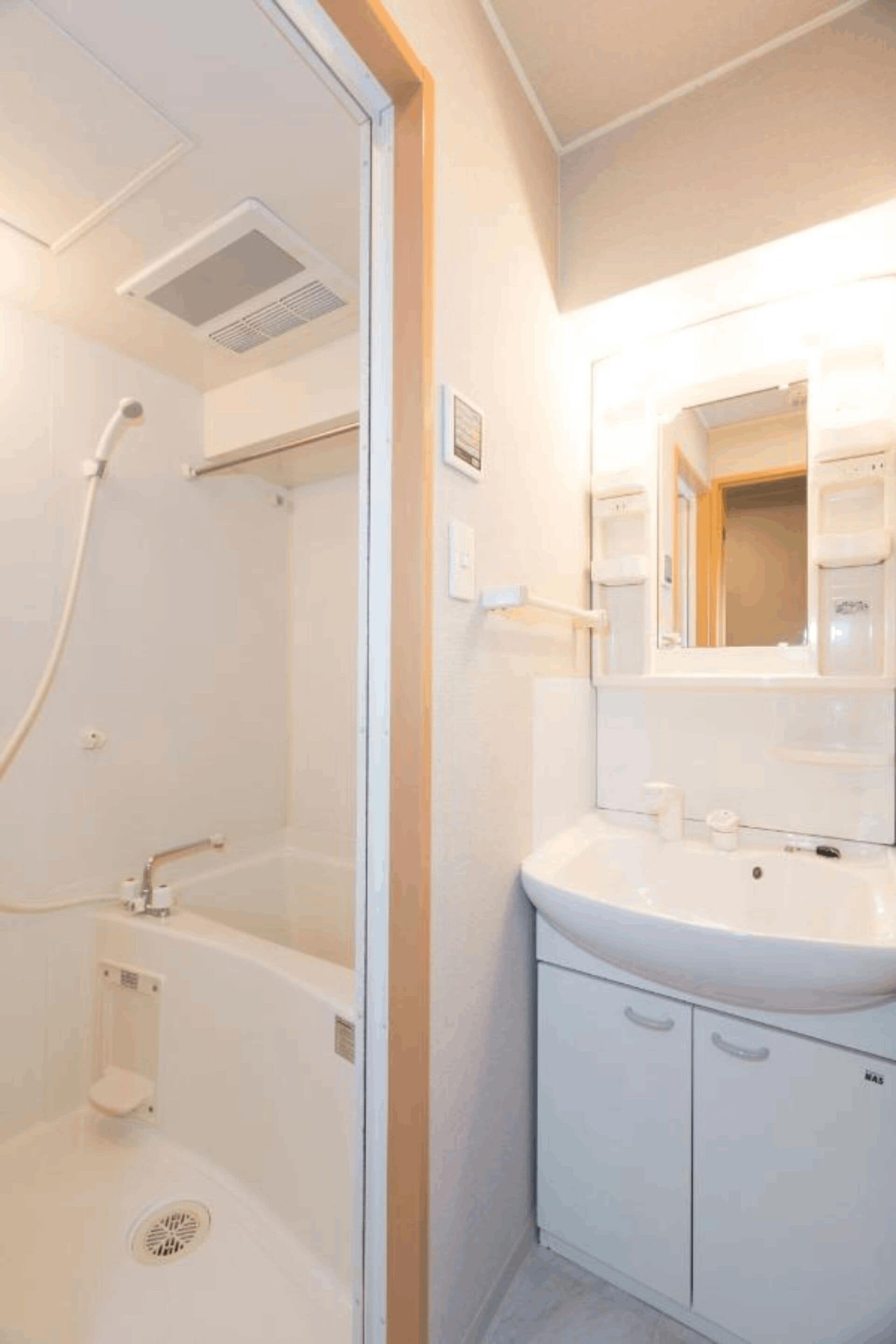 Separate bathtub and shower, free toiletries, towels