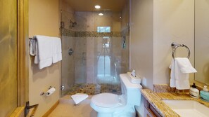 Combined shower/tub, hair dryer - Manor Vail Diamond Condo with Breakfast Included (Vail)