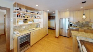 Fridge, microwave, oven, stovetop - Platinum Condo w/ Bunks @ Manor Vail - Bfast Incl (Vail)