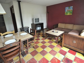 Apartment | Living room | DVD player, MP3 dock - Detached Bungalow with Steam Shower near Vrachelse Heide (Oosterhout)