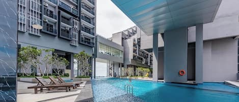 Una piscina al aire libre