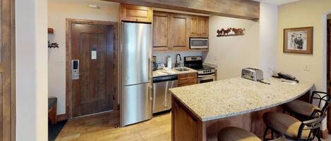 Jääkaappi, mikroaaltouuni, uuni, liesi