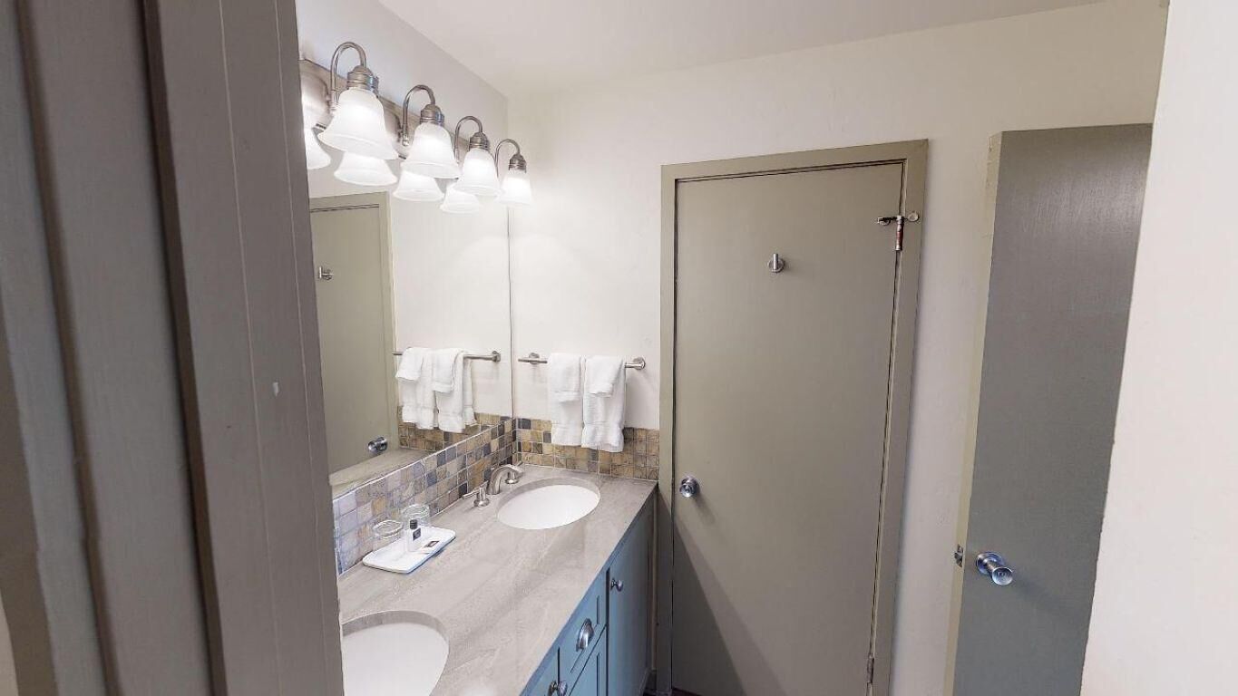 Een bad/douchecombinatie, een haardroger