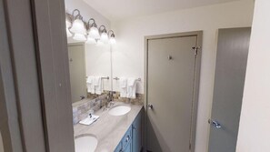 Kombination af bruser/badekar, hårtørrer