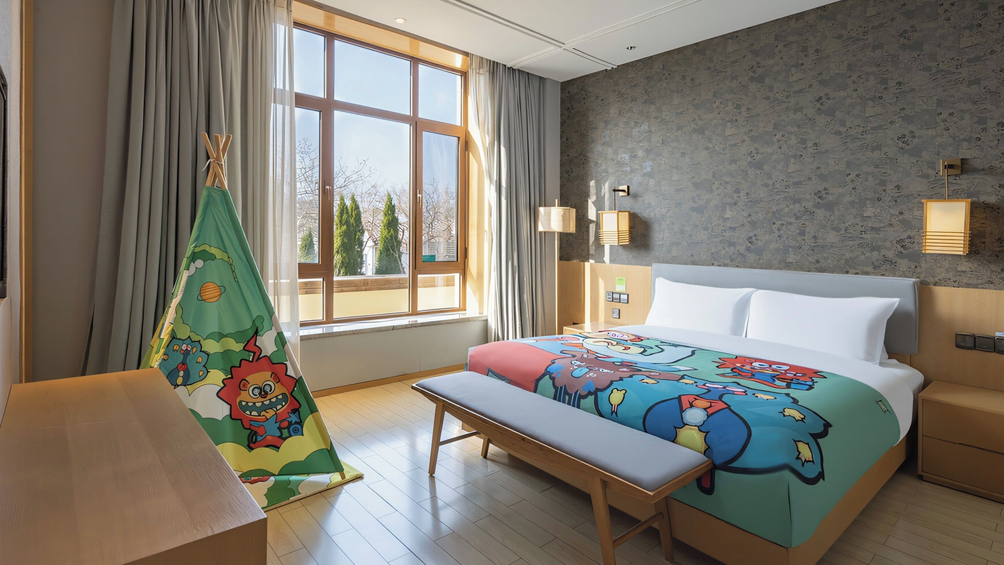 Une chambre d’hôtel avec un grand lit, un banc, une fenêtre avec des rideaux et un mur orné d’un motif texturé.